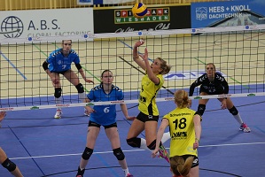 1blf 2014 15 2077 detlef gottwald vcwiesbaden uscmuensterklein zuspiel tess von piekartz usc muenster vcw lauert mit schaeperklaus sliwa und vilponen